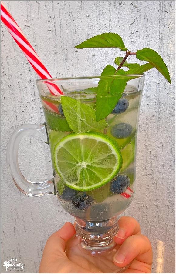 Domowy napój izotoniczny limonka borówki mięta