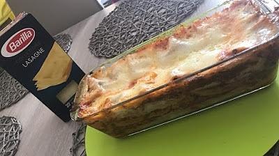 Lasagne z sosem bolońskim, beszamelowym i serem mozzarella