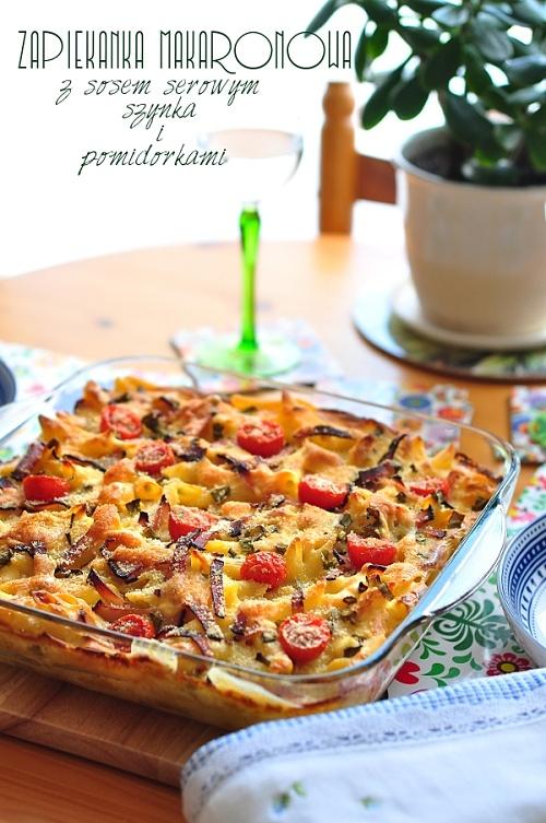 Prosta zapiekanka makaronowa z serem, szynką i pomidorkami