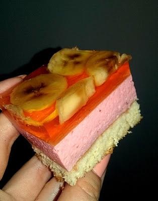Truskawkowy sernik na zimno z bananami w galaretce