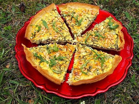 Tarta z rukolą kozim serem i orzeszkami piniowymi