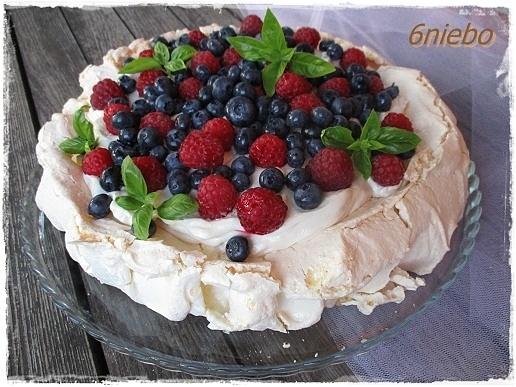 Pavlova z kremem bazyliowym i owocami