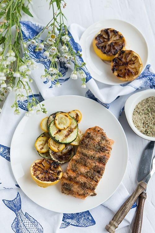 Grillowany łosoś w sezamie z cytrynami i aromatyczną posypką
