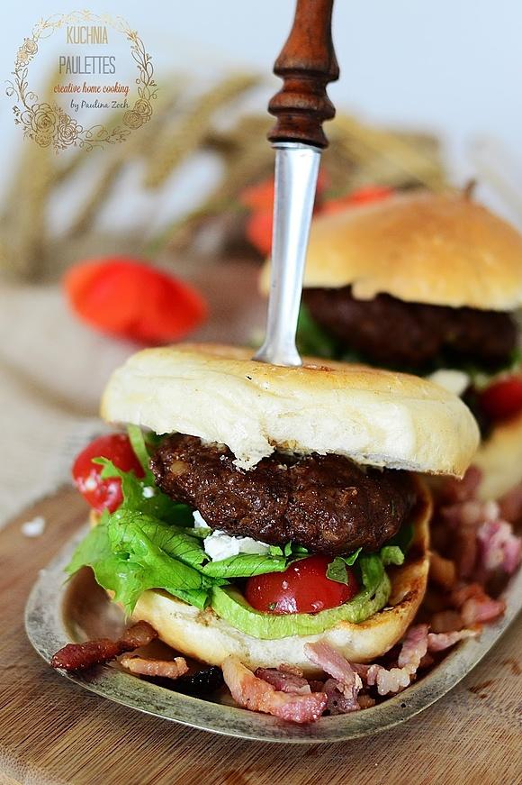Burger z grilla z sałatką z kalarepy i bobu