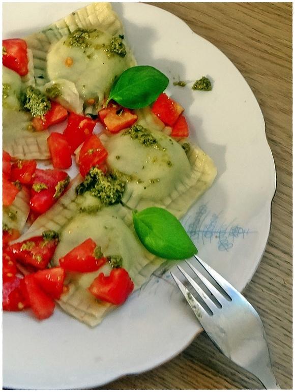 Ravioli ze szpinakiem i serami ricotta, parmezan