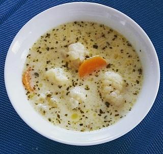 Zupa kalafiorowa na boczku i bulionie grzybowym