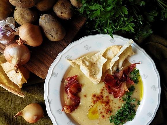 Zupa krem z młodych ziemniaków i quinoy z wędzoną papryką, papadamem i chipsami z szynki