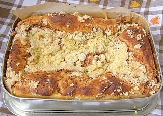 Drożdżowe ciasto owocowe z jabłkami i kruszonką