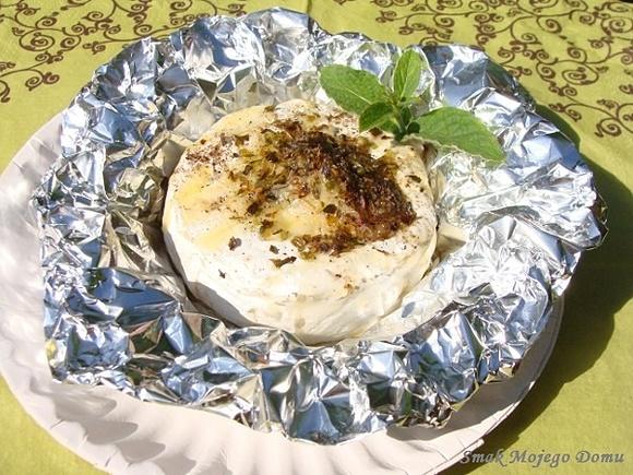 Camembert grillowany z ziołami i czosnkiem