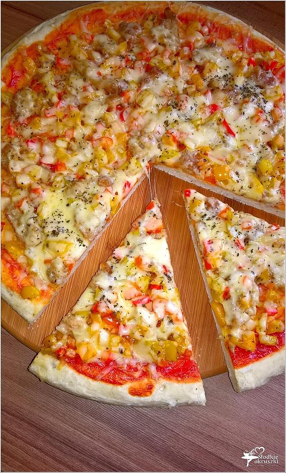 Cebulowa pizza na suchych drożdżach