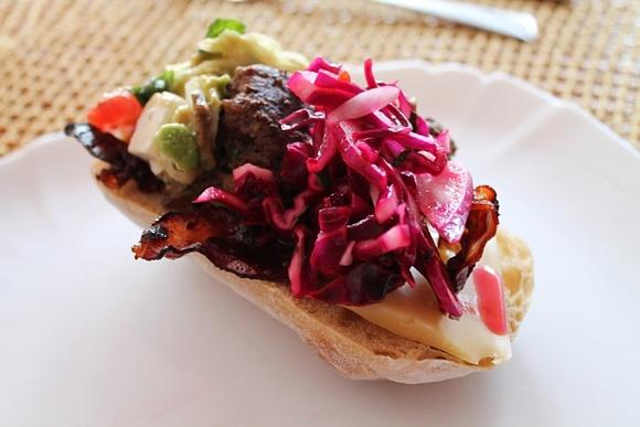 Sandwich z klopsikami boczkiem i sałatkami