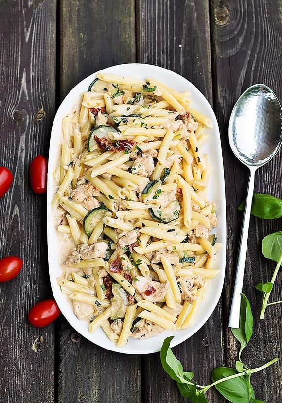 Penne z kurczakiem i cukinią w sosie śmietankowym