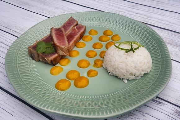 Steki z tuńczyka z pikantnym sosem mango i kokosowym ryżem