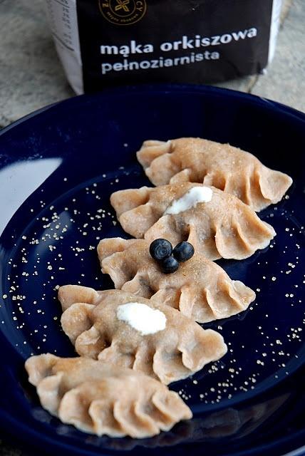 Orkiszowe pierogi z jagodami