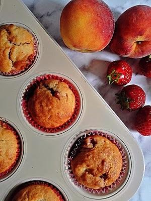 Szybkie muffiny z truskawkami i brzoskwiniami