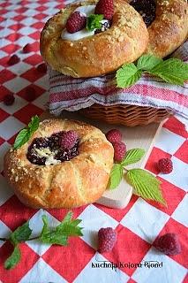 Drożdżówki z konfiturą malinową i kruszonką