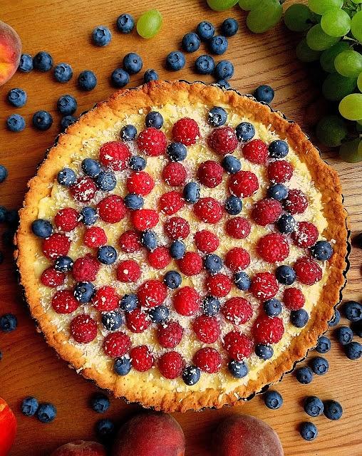 Tarta z domowym budyniem i owocami lata
