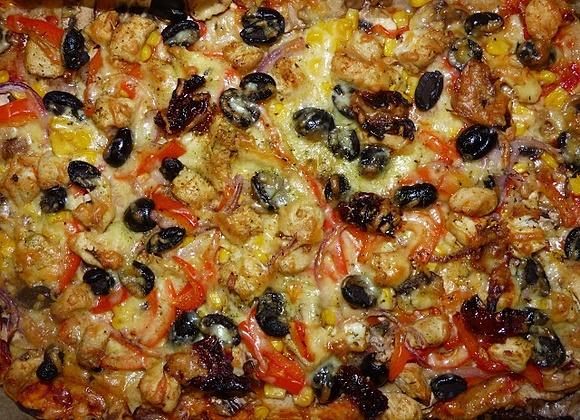 Pizza z kurczakiem, pieczarkami i warzywami