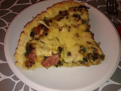 Tarta z kiełbasą, karmelizowaną cebulą i pieczarkami