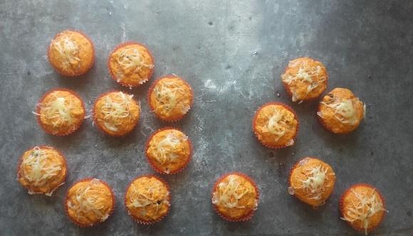 Pomidorowe muffiny z mozzarellą i oliwkami