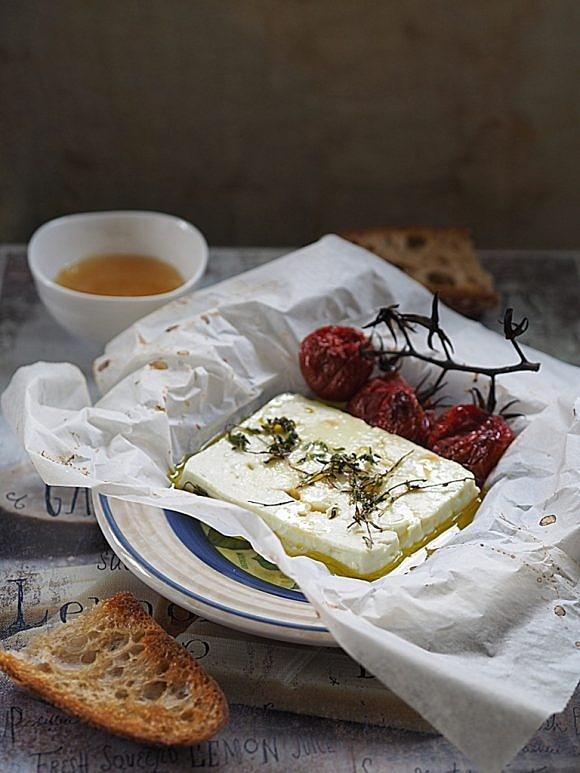 Pieczona feta z miodem i tymiankiem - wakacyjny comfort food