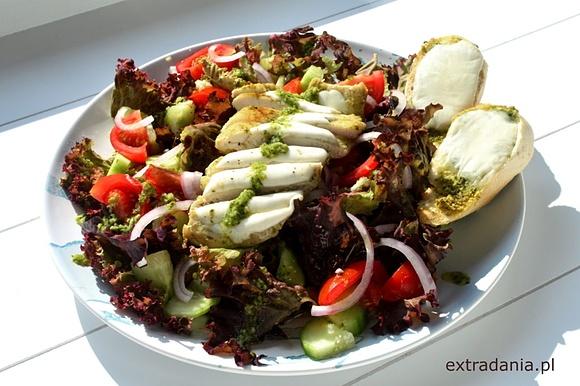 Sałatka z kurczakiem w pesto i grzankami