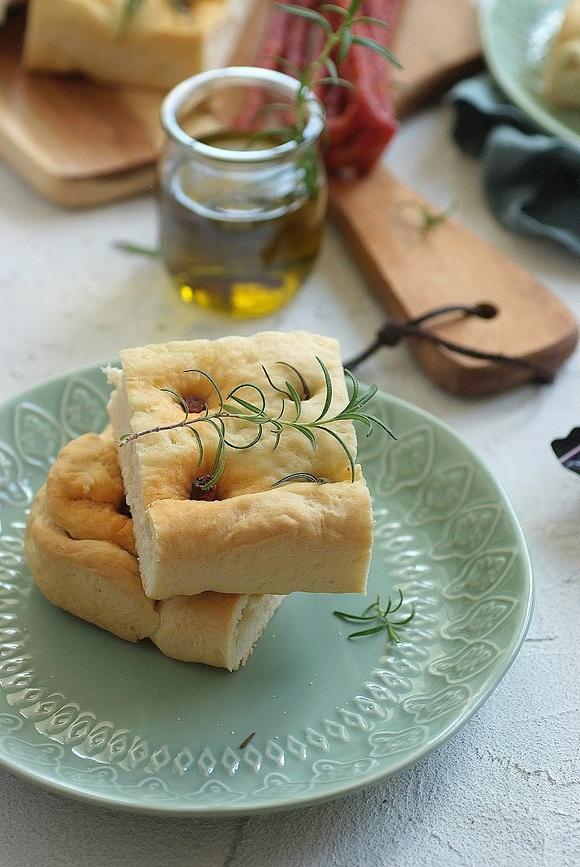 Focaccia z rozmarynem i kabanosami