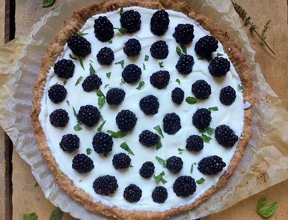 Tarta z jeżynami na gryczanym kruchym spodzie
