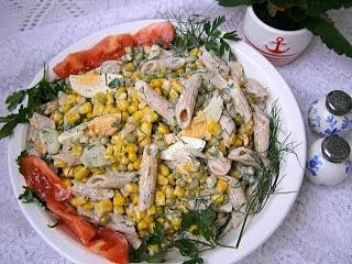 Sałatka z razowego makaronu z warzywami i sosem majonezowo-maślankowym