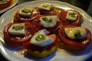 Grillowana cukinia z pomidorem w sosie bazyliowo-czosnkowym