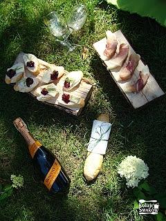 Kanapeczki z serem Camembert i konfiturą wiśniową