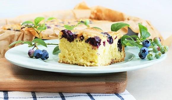 Ciasto z borówkami i polewą z białej czekolady