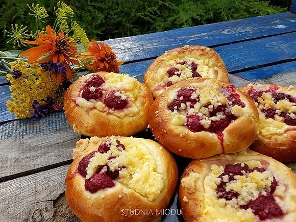 Szybkie drożdżówki z serem, malinami i kruszonką na letni piknik