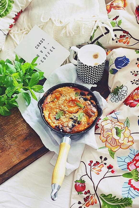 Słodki omlet z morelami na śniadanie do łóżka