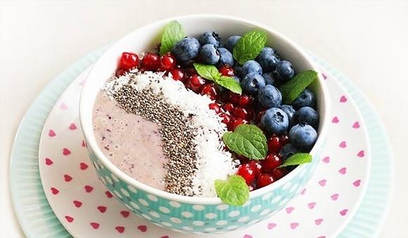 Borówkowe smoothie bowl