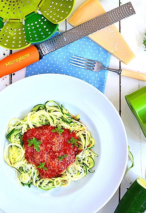 Spaghetti z cukinii w sosie pomidorowym