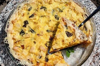 Tarta z żółtym serem, szynką i roszponką