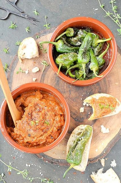 Dwa tapas warzywne: pimientos del padrone i pasta z bakłażana i papryki
