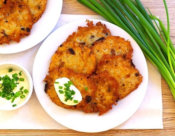 Placaki ziemniaczane z pieczarkami i parmezanem