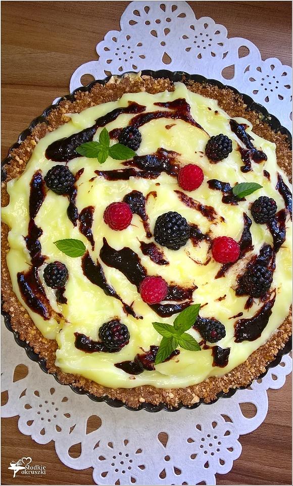 Budyniowa tarta bez pieczenia z konfiturą z czarnego bzu i owocami