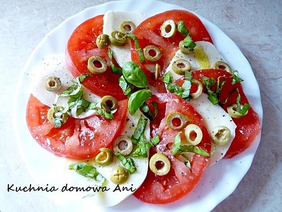 Sałatka caprese z oliwkami