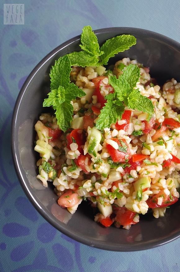 Tabbouleh z pomidorami i ogórkami