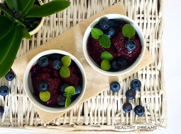 Borówkowe acai bowl z bananem i mango