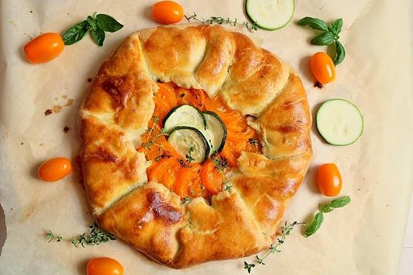 Galette z cukinią pomidorami i mozzarellą