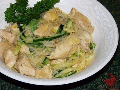 Tajski kurczak z makaronem ryżowym i cukinią