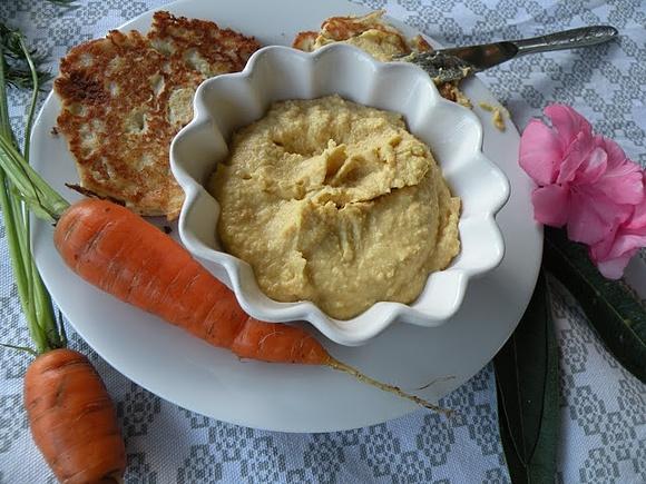 Hummus z marchewką i migdałami
