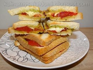 Tosty z pesto, pomidorami i mozzarellą
