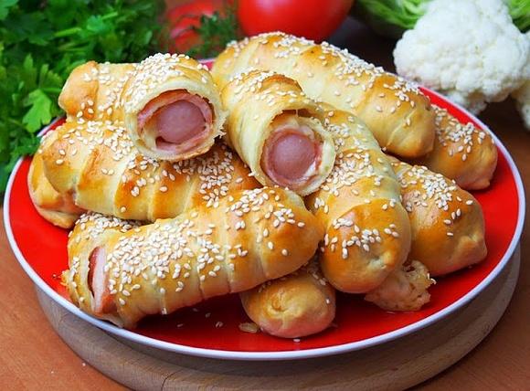 Parówki z serem w cieście drożdżowym