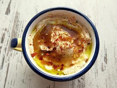 Najlepszy klasyczny hummus z syropem z granatów i płatkami chili
