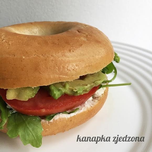 Prosty pomysł na bajgla z twarożkiem rukolą i pomidorem